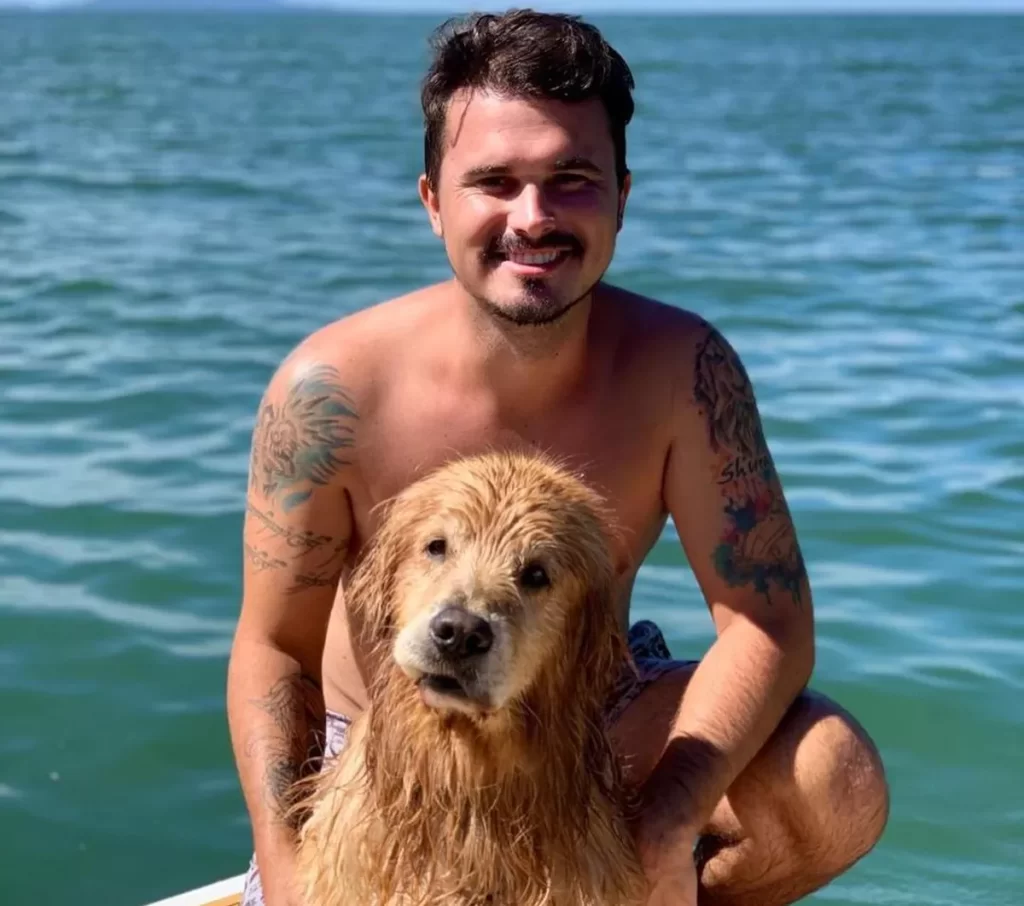 Influencer Jesse Koz e seu cachorro morrem em acidente de carro nos EUA