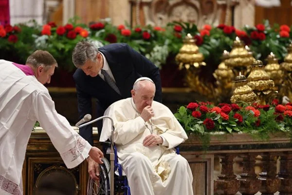 Entenda condição médica que colocou papa Francisco em cadeira de rodas