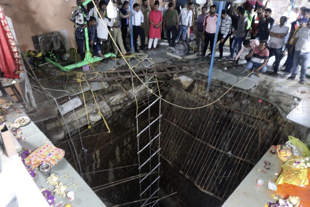 Piso de templo desaba na Índia e deixa 13 mortos;