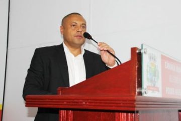 Aprovação polêmica de orçamento que beneficia prefeito Waguinho tem confusão e luz apagada na Câmara de Belford Roxo; oposição vai à polícia