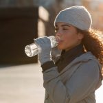 Frio não é desculpa: especialista alerta para a importância de manter a hidratação no inverno