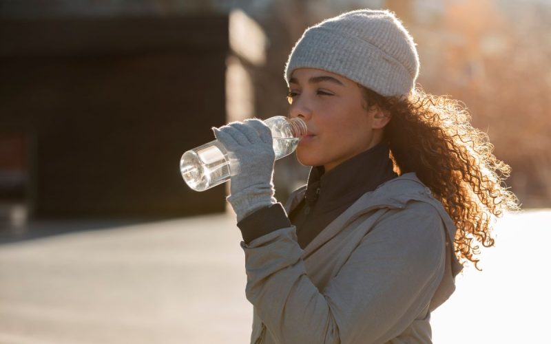 Frio não é desculpa: especialista alerta para a importância de manter a hidratação no inverno