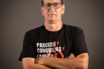 O produtor que ensina profissionalismo e comprometimento a jovens roqueiros