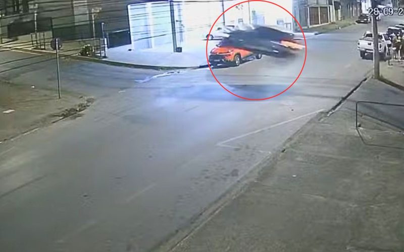Perseguição em BH: bandido em fuga leva viatura da PM aos ares após furto; assista ao vídeo.