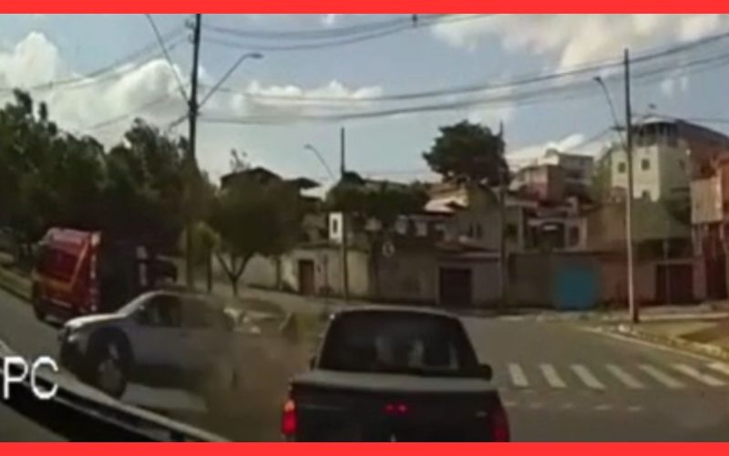 “Belo Horizonte: Condutor desrespeita semáforo, colide com carro e atinge bombeiros durante operação de resgate – Confira o vídeo!”