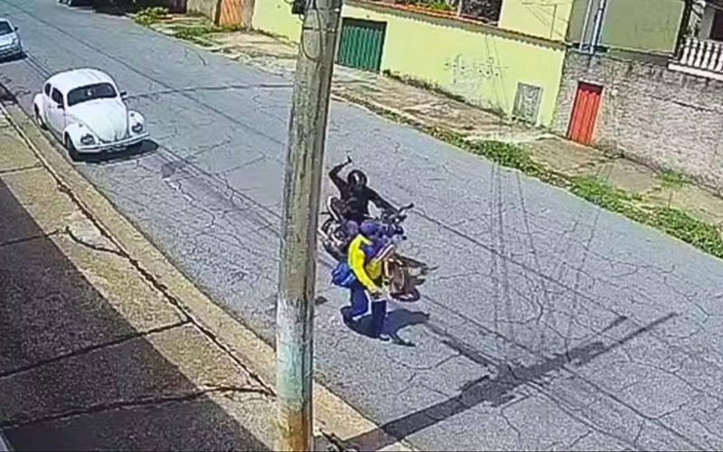 Ataque brutal a carteiro em Belo Horizonte registrado em vídeo; motociclista armado golpeia funcionário durante entregas