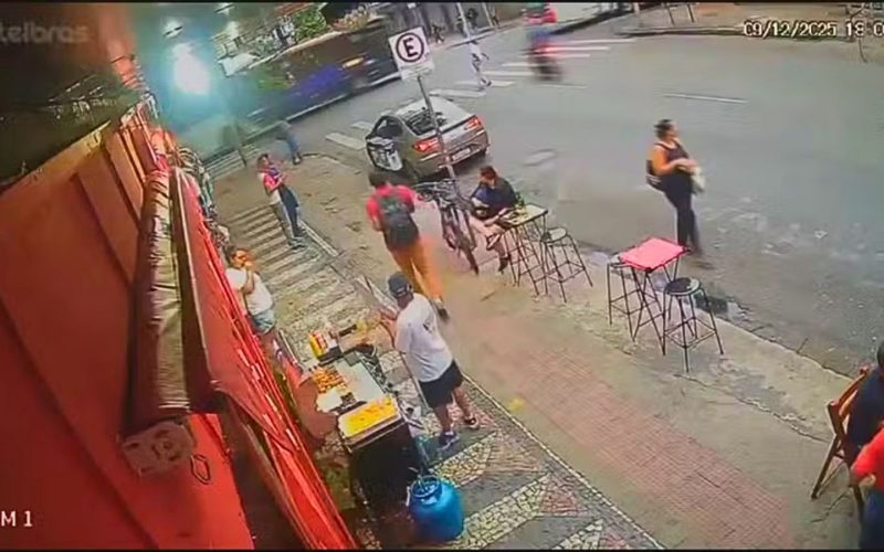 Por pouco não atingiu pedestre em Belo Horizonte: vídeo revela impacto com ônibus que resultou na morte de motociclista em velocidade extrema