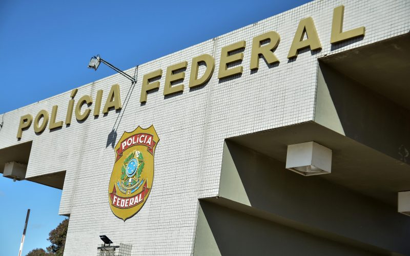 PF prende advogados e agentes por vazamento e intima irmã de Aécio