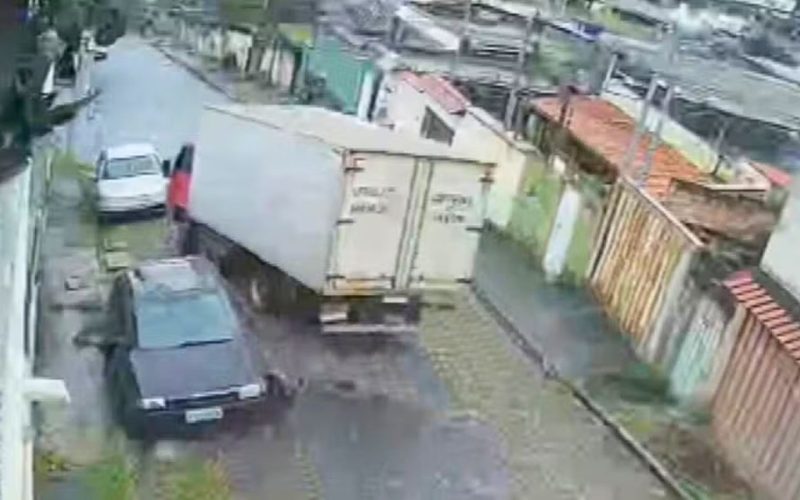 Acidente em Belo Horizonte: caminhão desgovernado causa colisão em veículos estacionados após chuva
