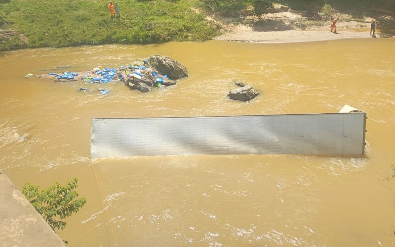 Tragédia em Mariana: Caminhão afunda no Rio Gualaxo e motorista não sobrevive