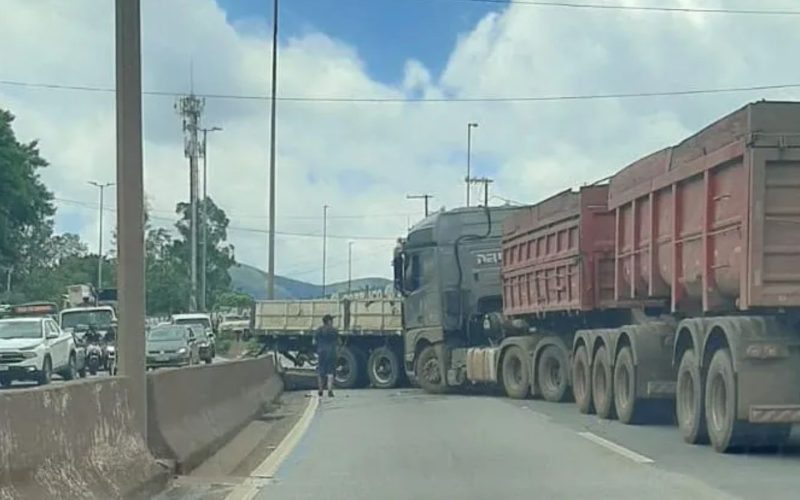Acidente no Anel Rodoviário de BH deixa carretas atravessadas