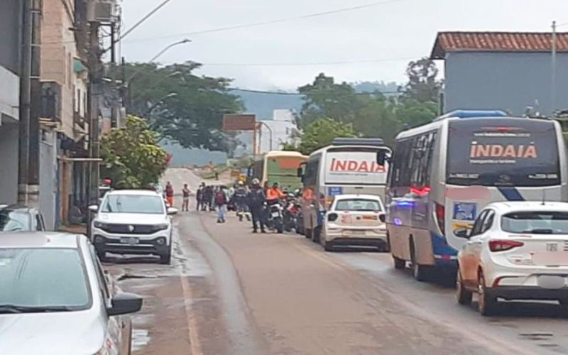 Protesto paralisa circulação no São Cristóvão em repúdio à demolição de moradias em Mariana