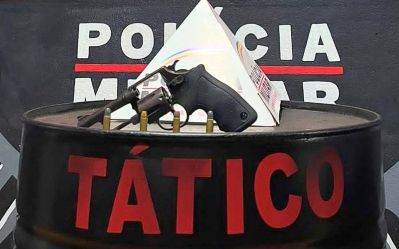 Homem é detido com posse ilegal de arma em Mariana, após denúncia de tiros no Jardim Santana.