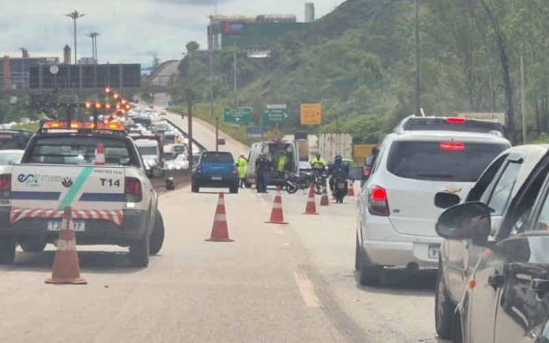 Motociclista sofre ferimentos em acidente na BR-040 perto do acesso ao Anel Rodoviário em Belo Horizonte.
