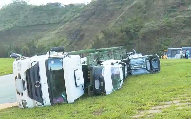 Acidente com carreta-cegonha bloqueia BR-040 em Belo Horizonte