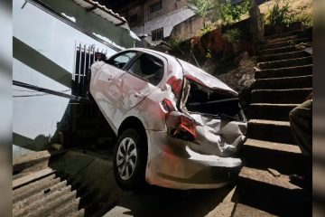Motorista alcoolizado ignora rua sem saída e despenca em barranco em BH; ASSISTA AO VÍDEO
