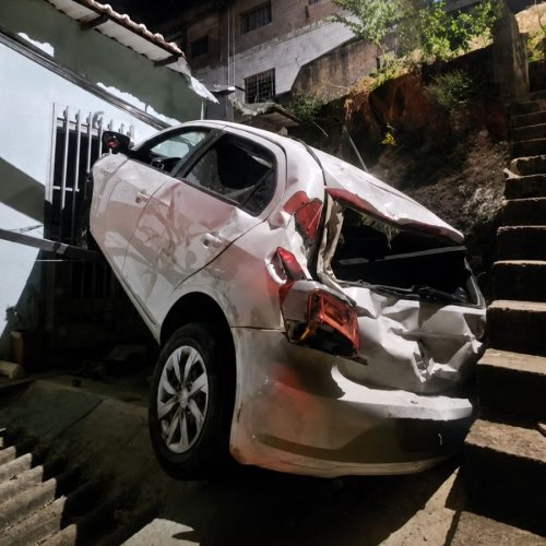 Motorista alcoolizado ignora rua sem saída e despenca em barranco em BH; ASSISTA AO VÍDEO