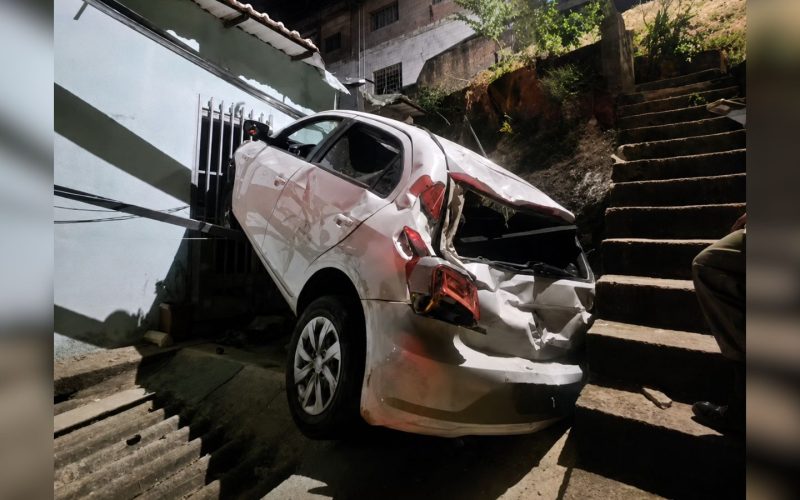 Motorista alcoolizado ignora rua sem saída e despenca em barranco em BH; ASSISTA AO VÍDEO