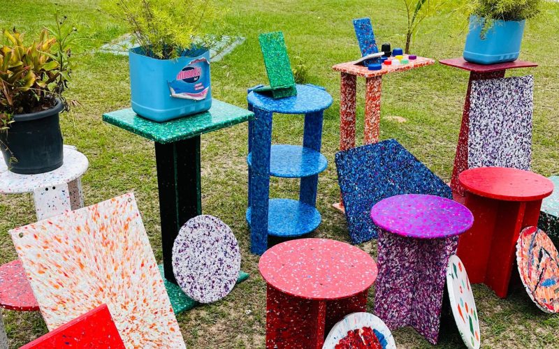 Projeto transforma resíduos plásticos em mobiliário e impulsiona geração de renda e sustentabilidade