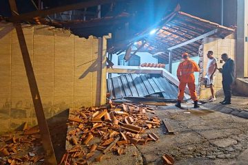 Trator fora de controle causa danos ao muro e telhado de residência em Belo Horizonte