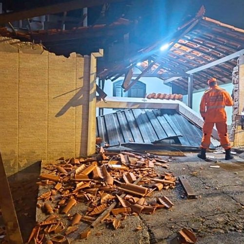 Trator fora de controle causa danos ao muro e telhado de residência em Belo Horizonte