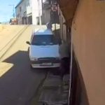 Dois idosos são atingidos por veículo em Mariana; assista ao vídeo do incidente