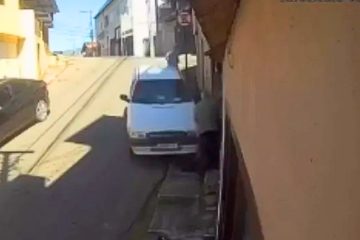 Dois idosos são atingidos por veículo em Mariana; assista ao vídeo do incidente