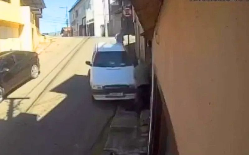 Dois idosos são atingidos por veículo em Mariana; assista ao vídeo do incidente