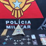 Tentativa de fuga pelo telhado termina em prisão de duo com drogas e arma em Mariana